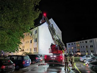 Gebäudebrand Schwanewede - Drehleiterunterstützung - Freiwillige Feuerwehr Osterholz-Scharmbeck