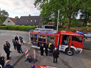 Ofw Pennigbüttel - TLF3000 - Am Feuerwehrhaus angekommen 1