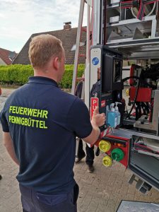 Ofw Pennigbüttel - TLF3000 - Am Feuerwehrhaus angekommen